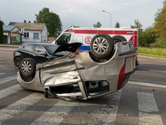 Wypadek zakończony dachowaniem