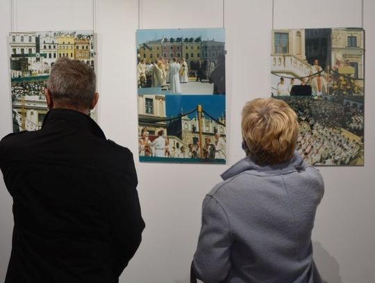 Wystawa fotografii z koronacji obrazu Matki Bożej Odwachowskiej