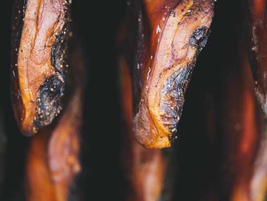 Zrębki wędzarnicze – naturalny aromat do domowego wędzenia