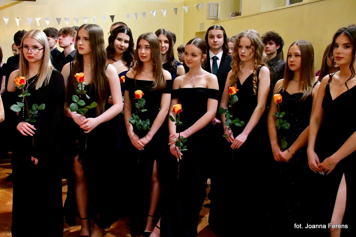 Bal Ósmoklasisty w biłgorajskiej „Jedynce”