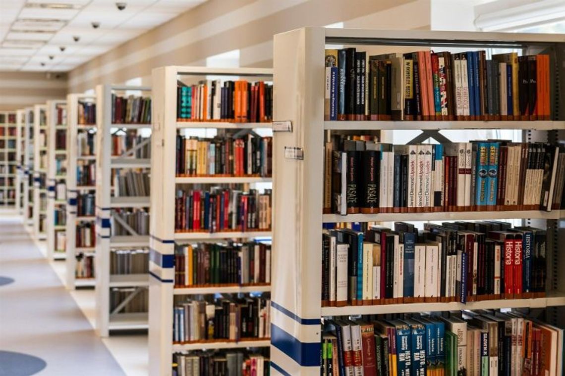 Biblioteka Publiczna w Mokrem zachęca do korzystania z wyszukiwarki książek 
