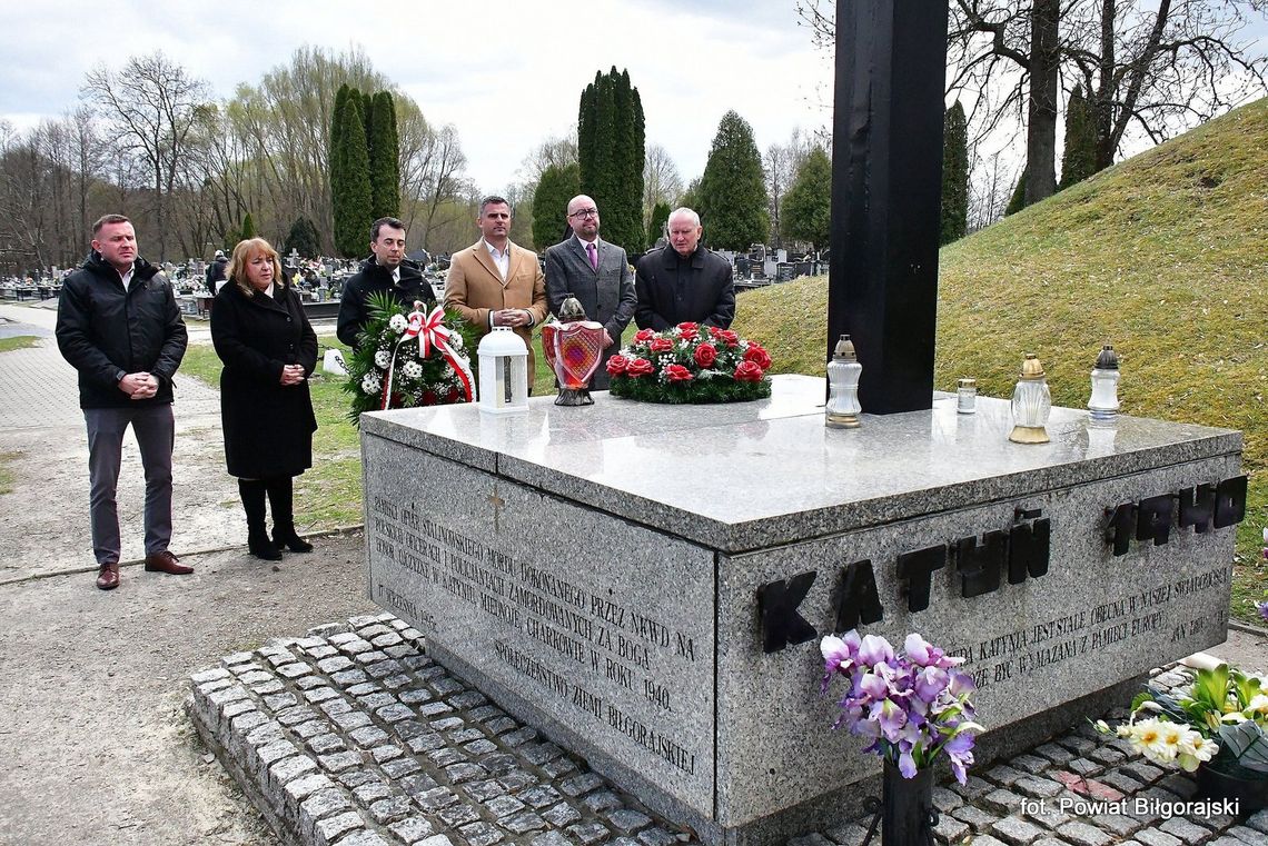 Biłgoraj. 16. rocznica katastrofy smoleńskiej – hołd przy Krzyżu Katyńskim