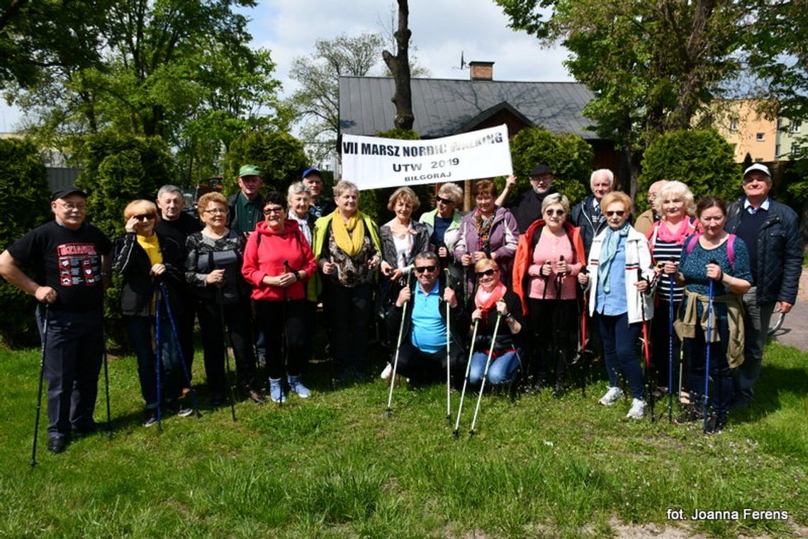 Biłgoraj. Marsz nordic walking seniorów