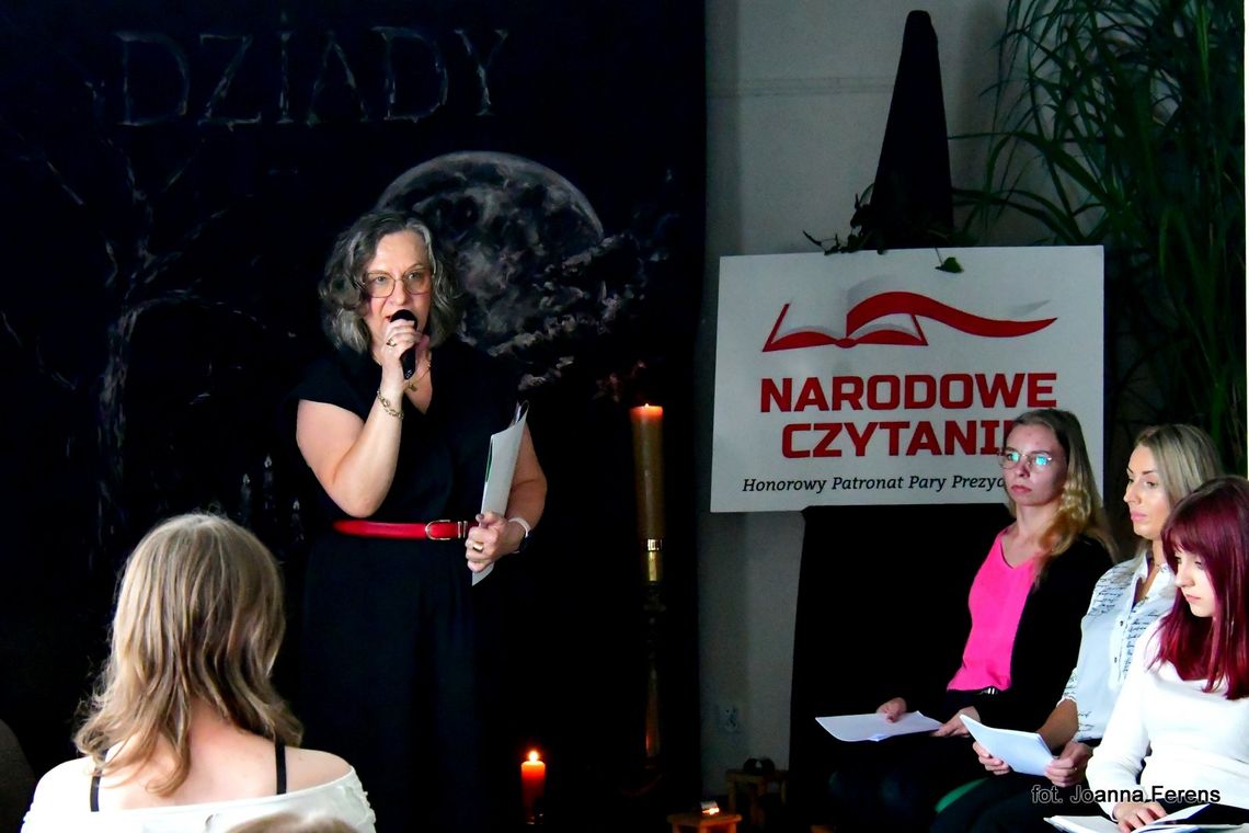 Biłgoraj. Międzypokoleniowe Narodowe Czytanie „Dziadów”