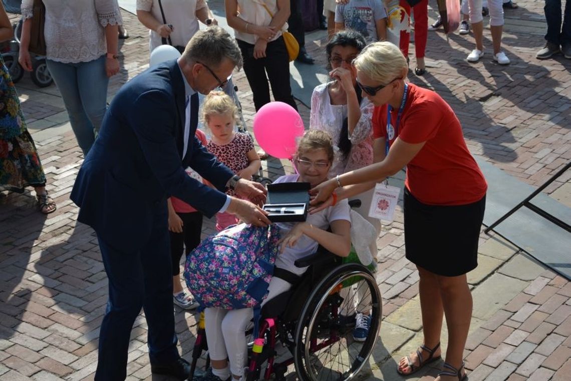 Caritas rozdał Tornistry Pełne Uśmiechów