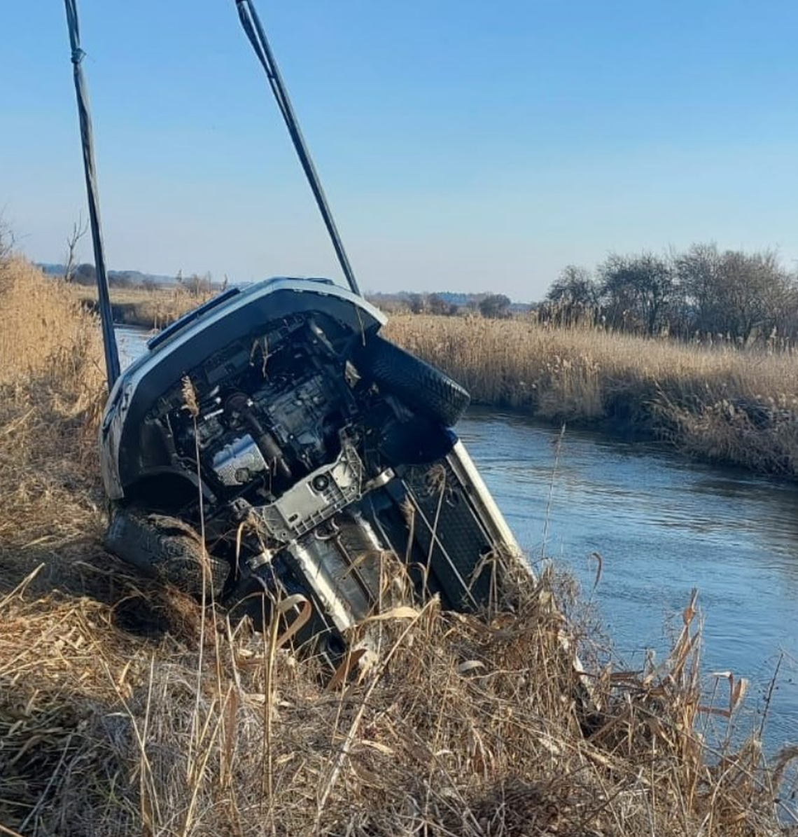 Cofając, wjechał autem do rzeki. Chciał sprawdzić poziom wody