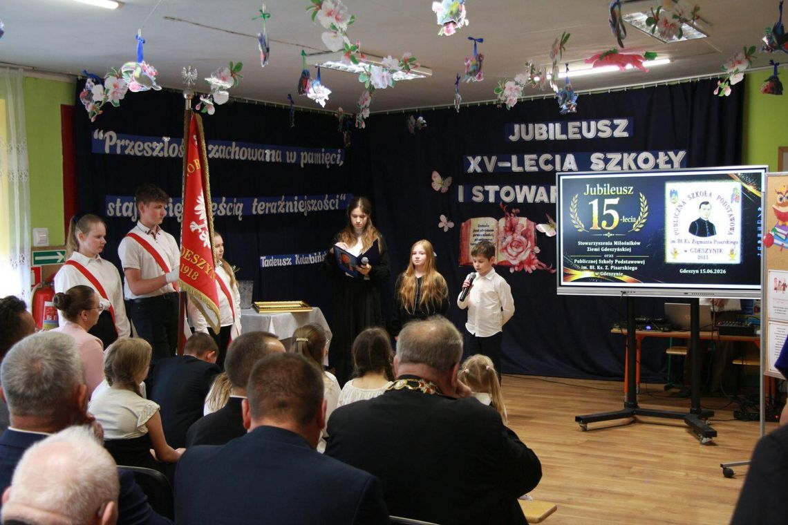 Jubileusz 15-lecia szkoły i stowarzyszenia w Gdeszynie Jubileusz 15-lecia szkoły i stowarzyszenia w Gdeszynie