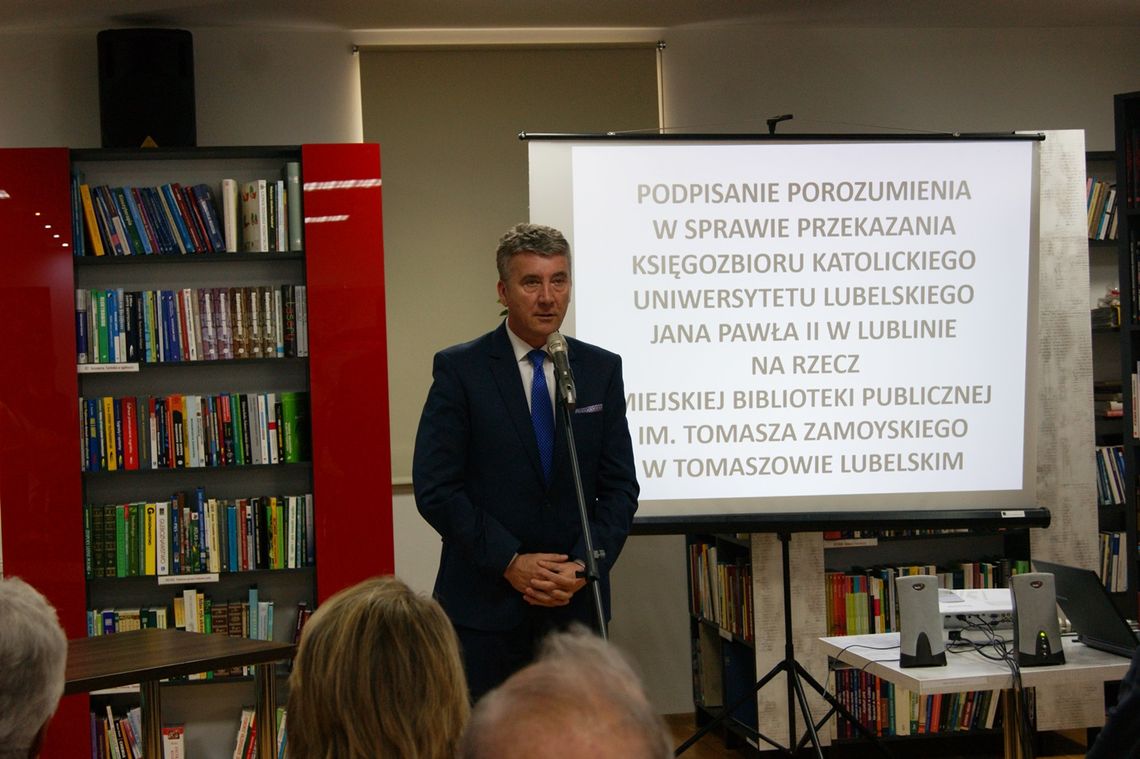 Katolicki Uniwersytet Lubelski przekazał Miejskiej Bibliotece Publicznej w Tomaszowie liczny księgozbiór.