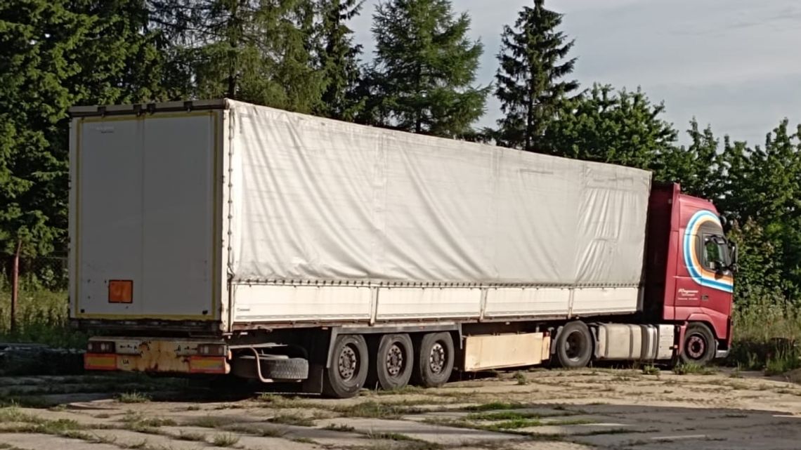 Kierowca tira wypadł z kabiny, miał prawie 2,5 promila alkoholu