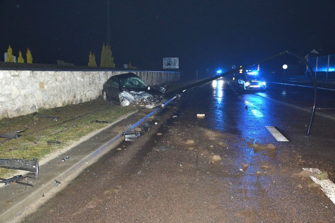 Kierowca uderzył w latarnię