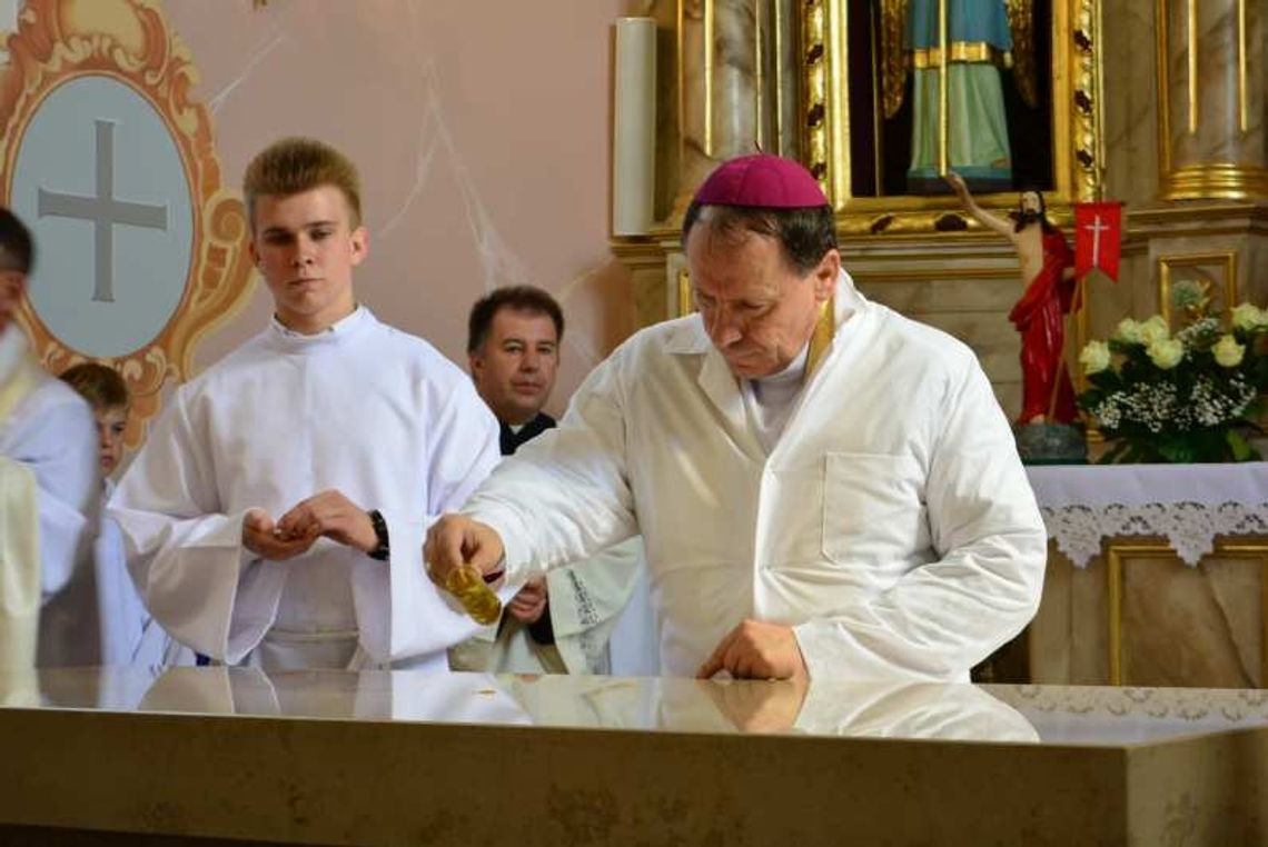 Konsekracja nowego ołtarza w kościele w Buśnie
