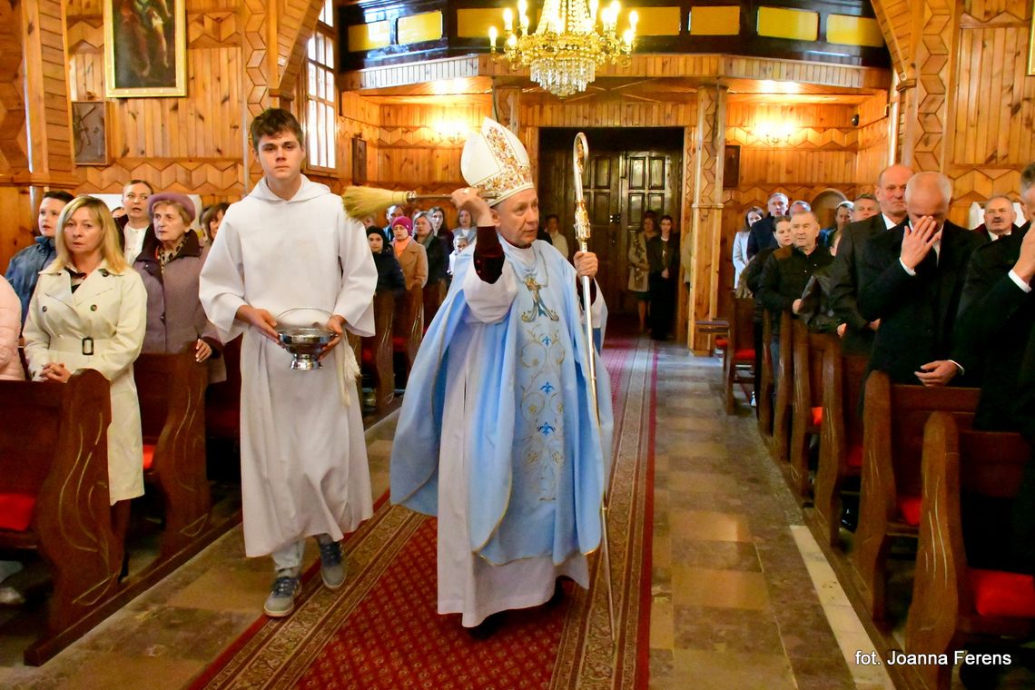 Lipiny. Poświęcenie odnowionej świątyni i cmentarza