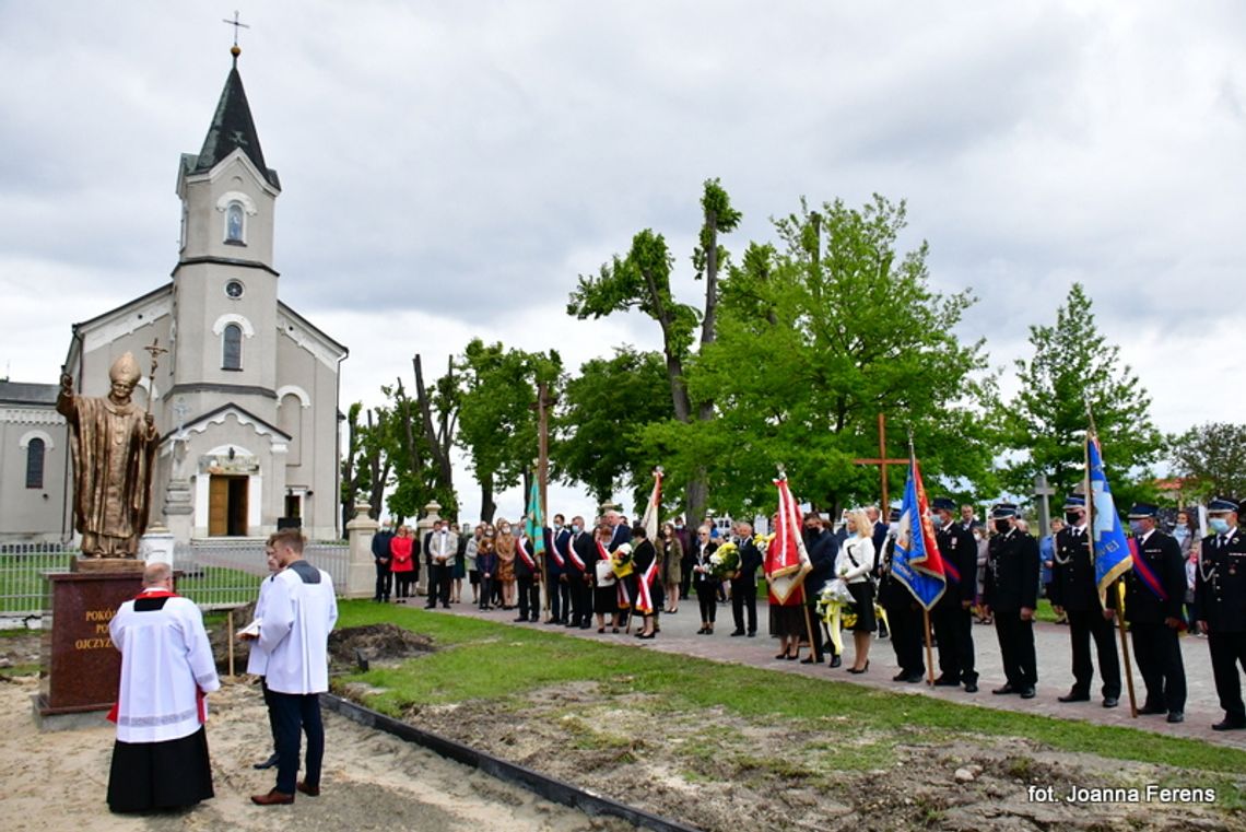 Łukowa. Poświęcenie pomnika Papieża Polaka