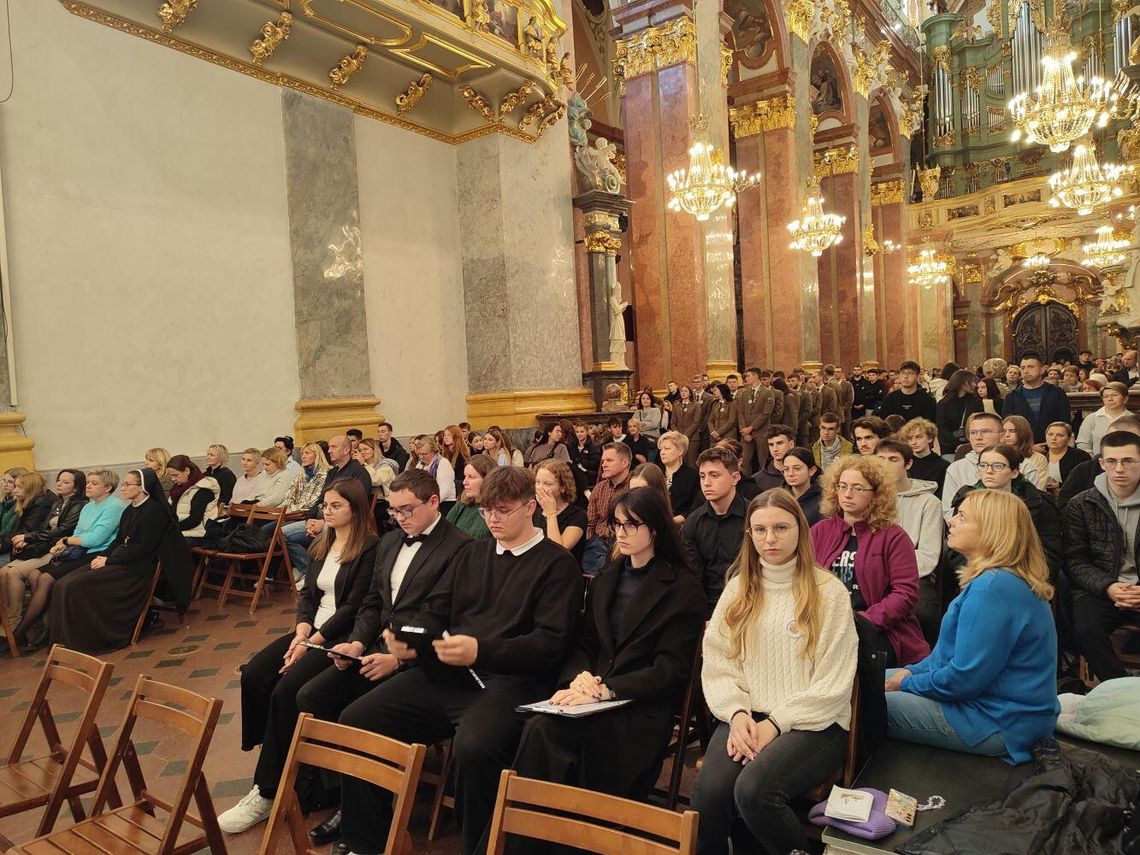 Maturzyści pielgrzymowali do Pani Jasnogórskiej