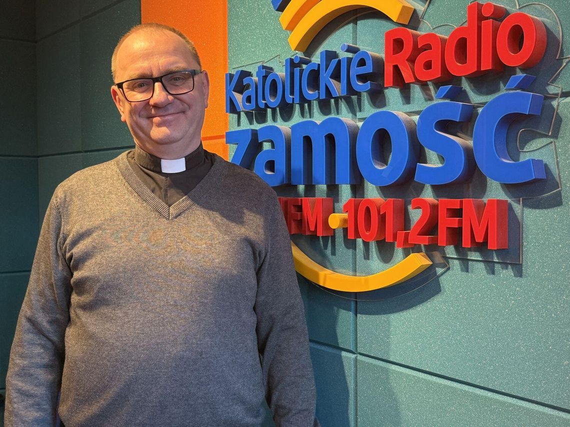 Między ciszą a zgiełkiem - o prawdziwym sensie Bożego Narodzenia Między ciszą a zgiełkiem - o prawdziwym sensie Bożego Narodzenia