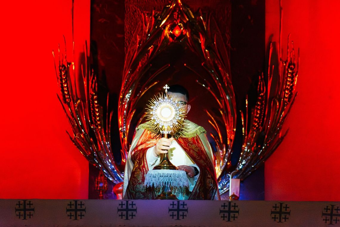 Modlitwa adoracyjna w intencji kobiet