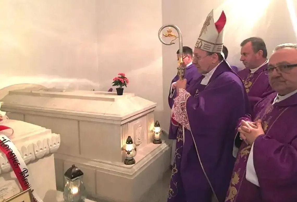 Modlitwa za zmarłych biskupów w konkatedrze Modlitwa za zmarłych biskupów w konkatedrze