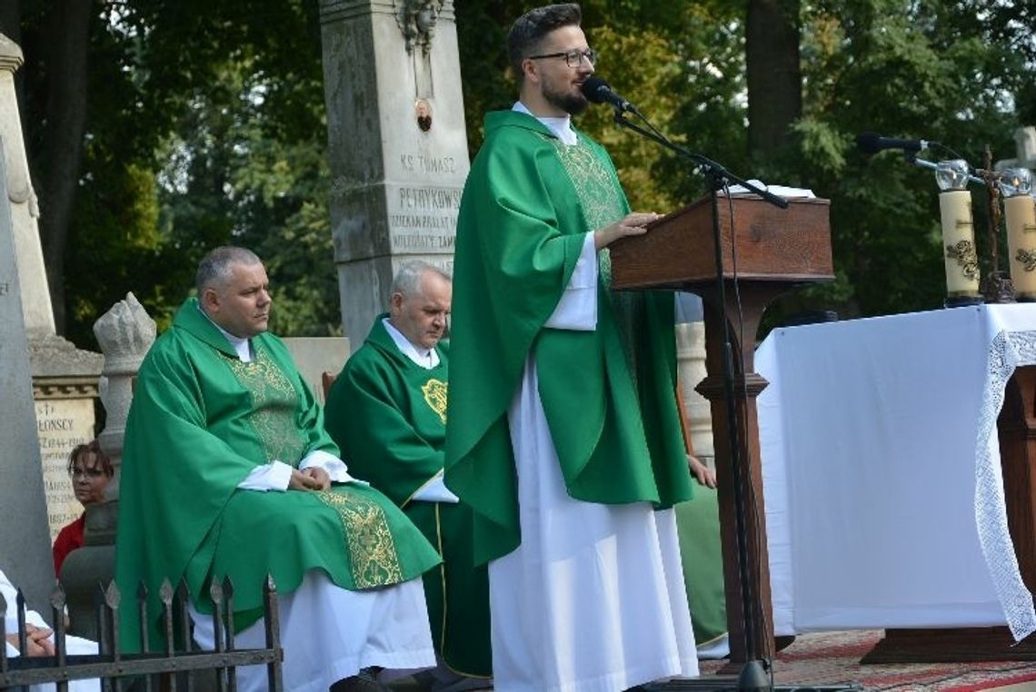 Msza św. w intencji ofiar wojen i bliskich zmarłych na cmentarzu parafialny w Zamościu