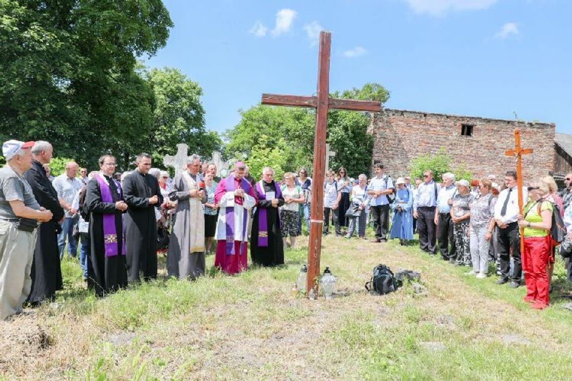 Msza św. za wszystkich zmarłych na cmentarzu w Uhnowie