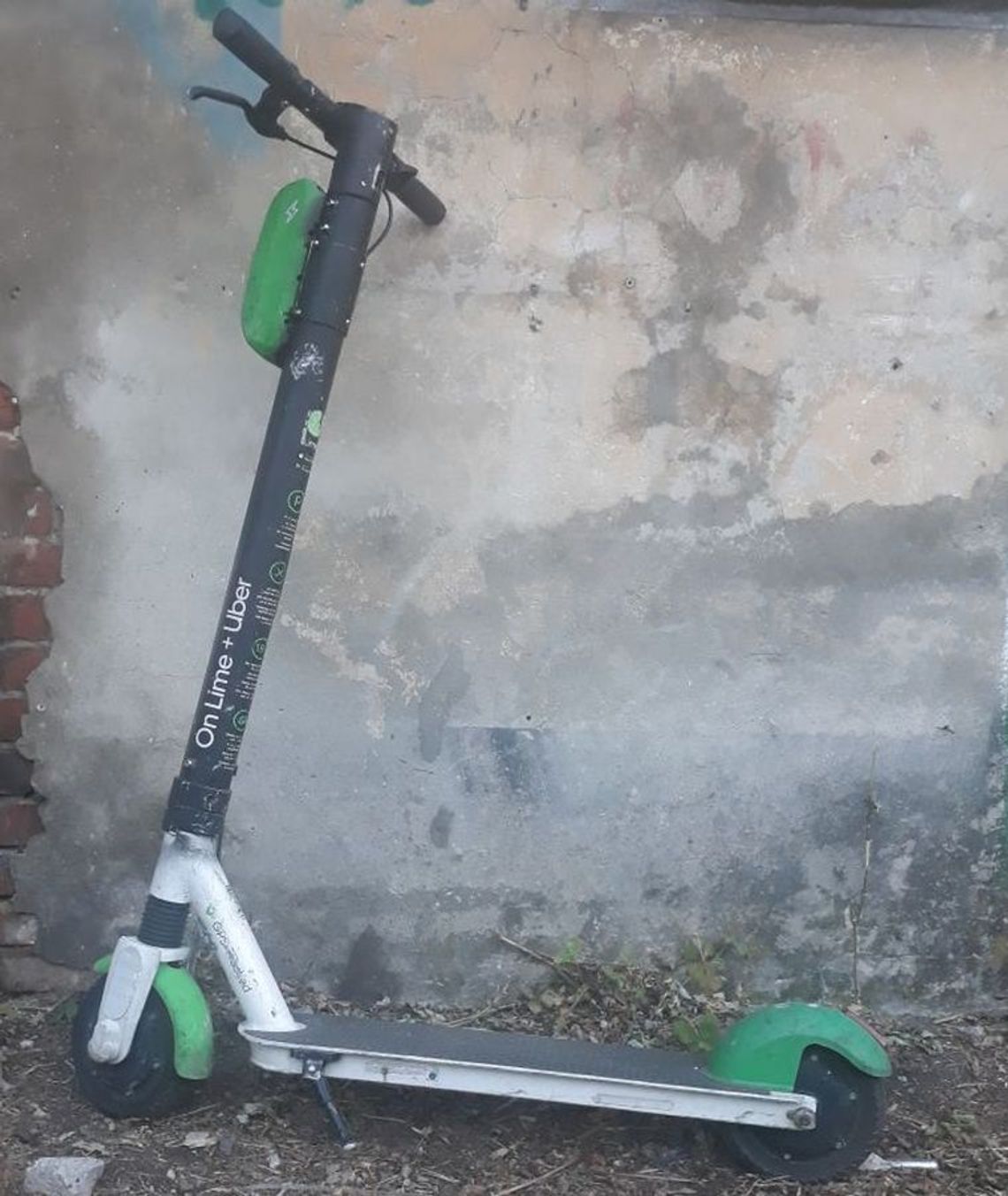 Na chodnikach Zamościa pojawiły się hulajnogi elektryczne 