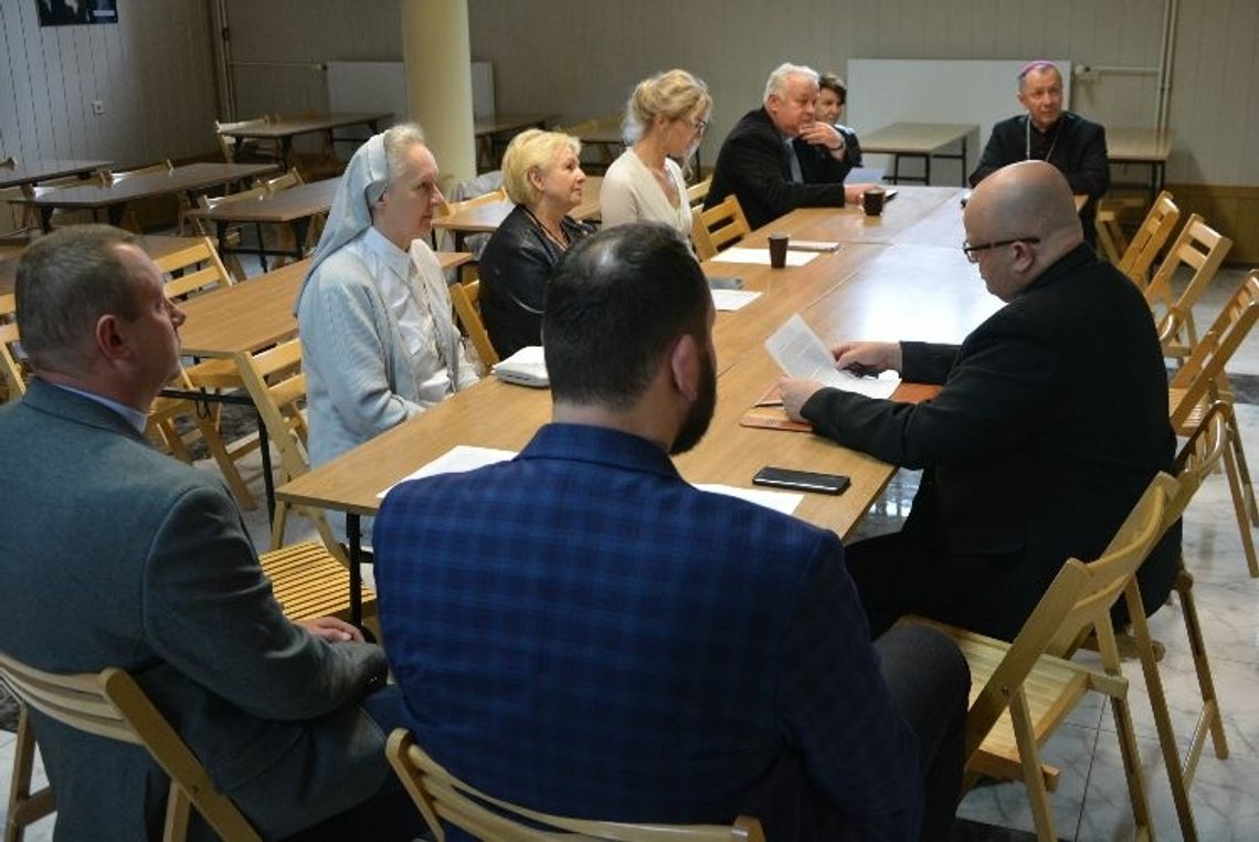 Obrady diecezjalnego zespołu synodalnego