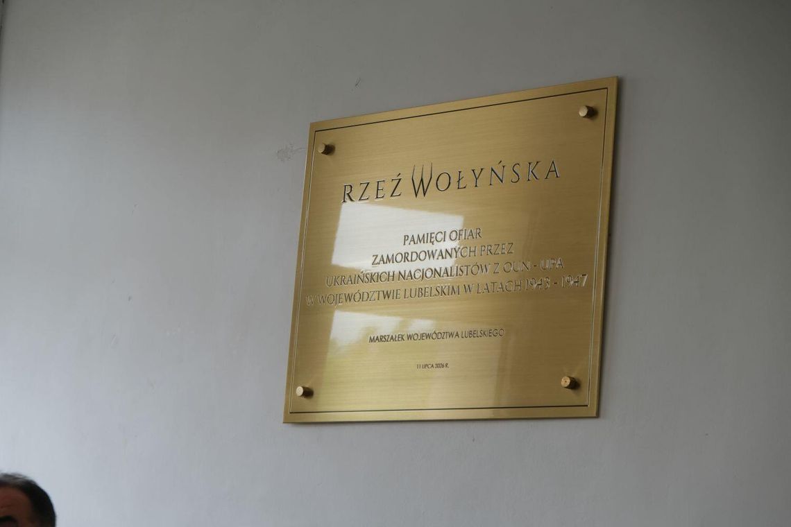 Odsłonięcie Tablicy Pamięci Ofiar Rzezi Wołyńskiej w zamojskiej filii Urzędu Marszałkowskiego Odsłonięcie Tablicy Pamięci Ofiar Rzezi Wołyńskiej w zamojskiej filii Urzędu Marszałkowskiego