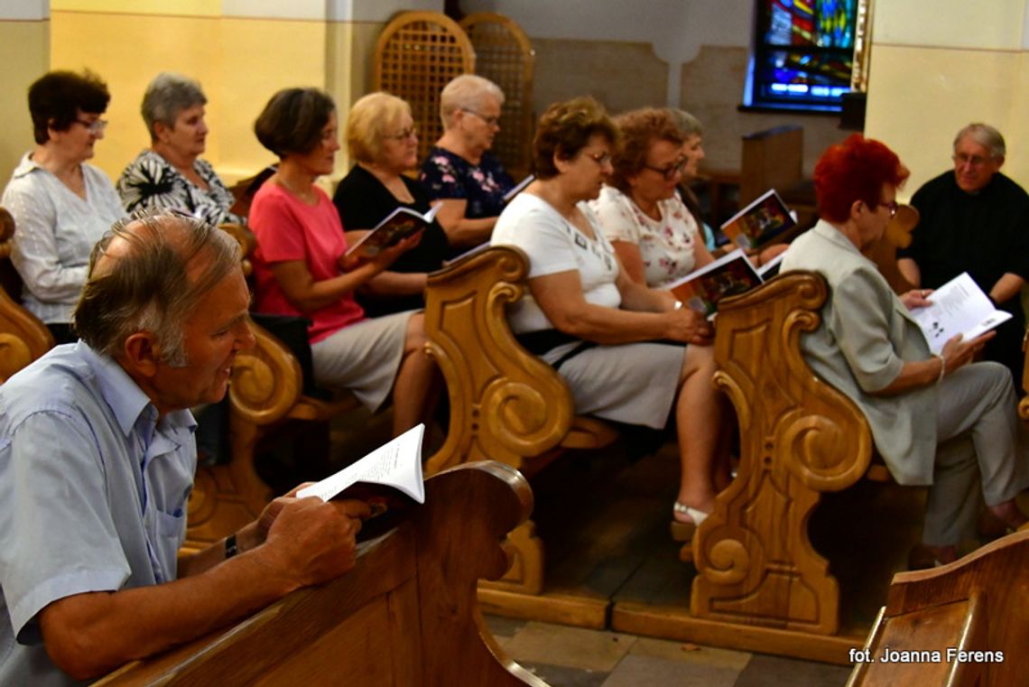 Patriotyczne śpiewanie w biłgorajskim ‘Kościółku’