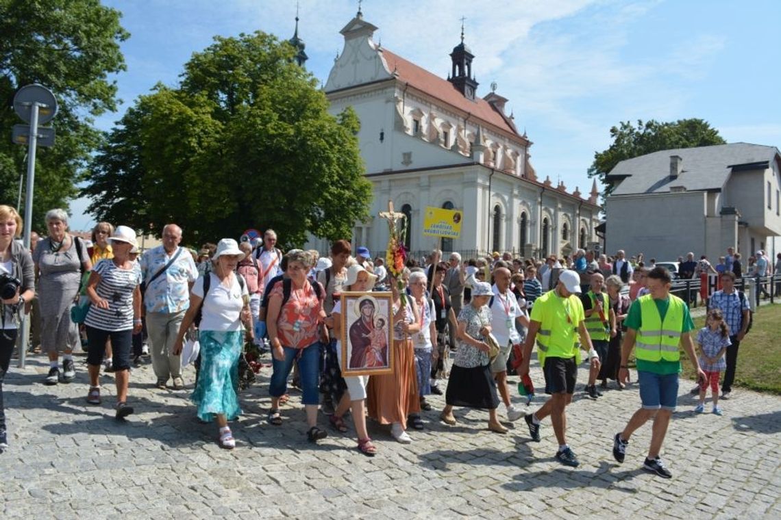 Pielgrzymi wyruszyli do Matki Bożej 