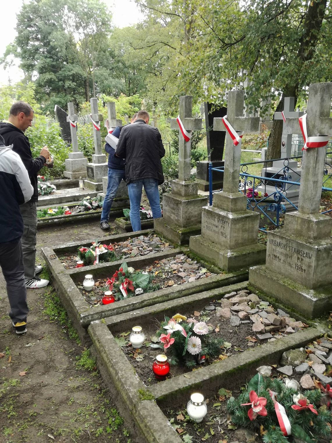 Policjanci posprzątali groby na Ukrainie