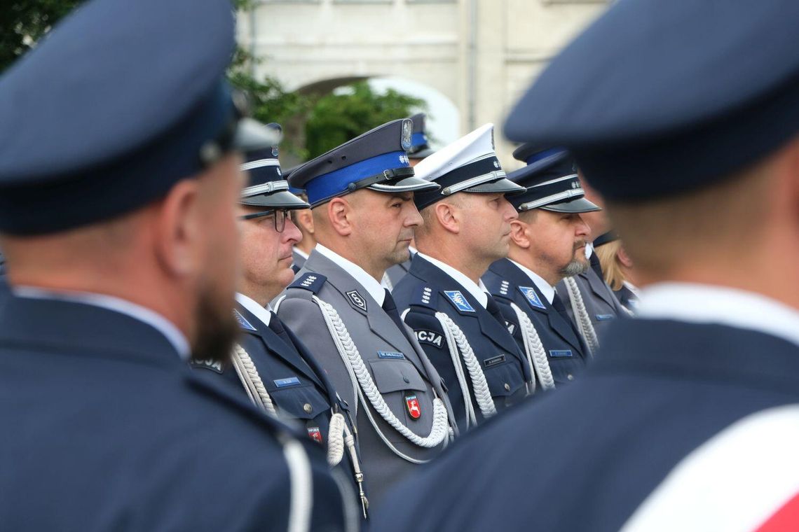 Policyjne święto w sercu Zamościa - awanse, wyróżnienia i podziękowania za służbę