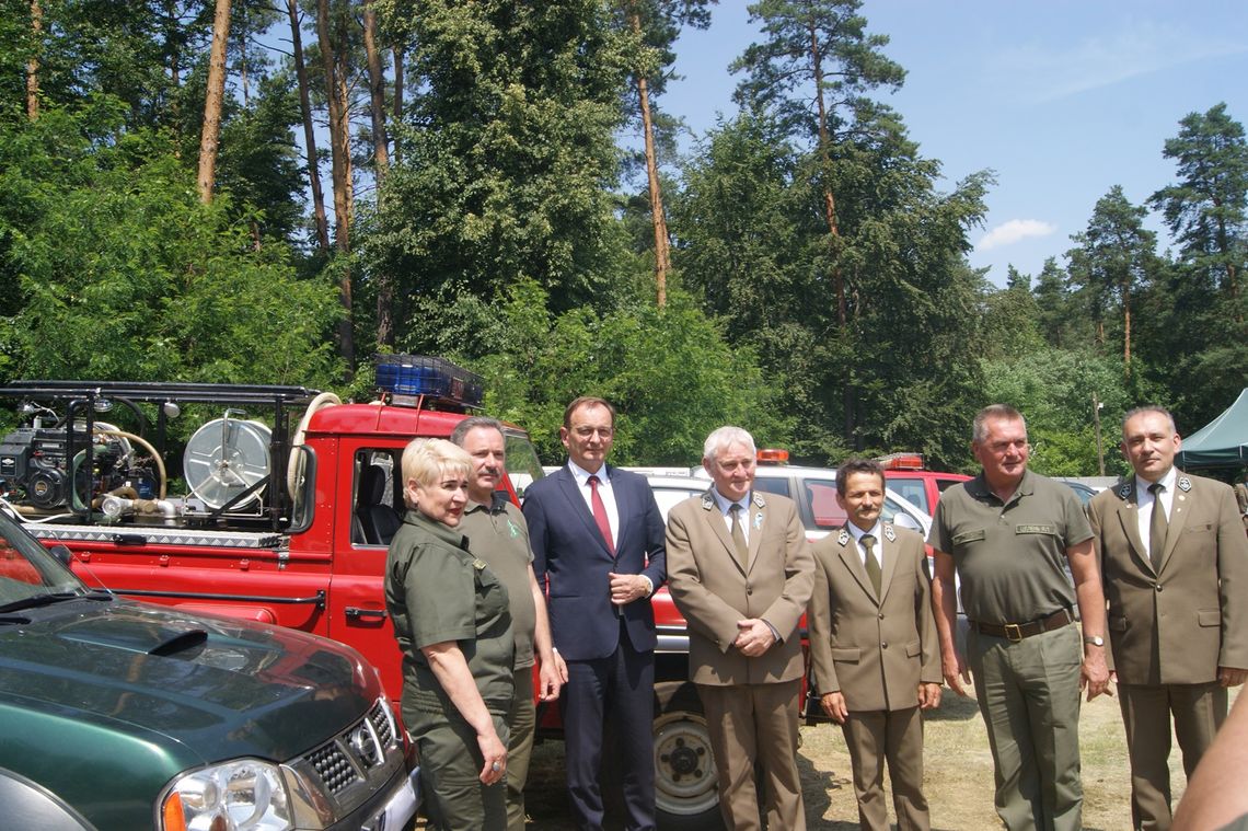 Polscy leśnicy przekazują kolejne samochody
