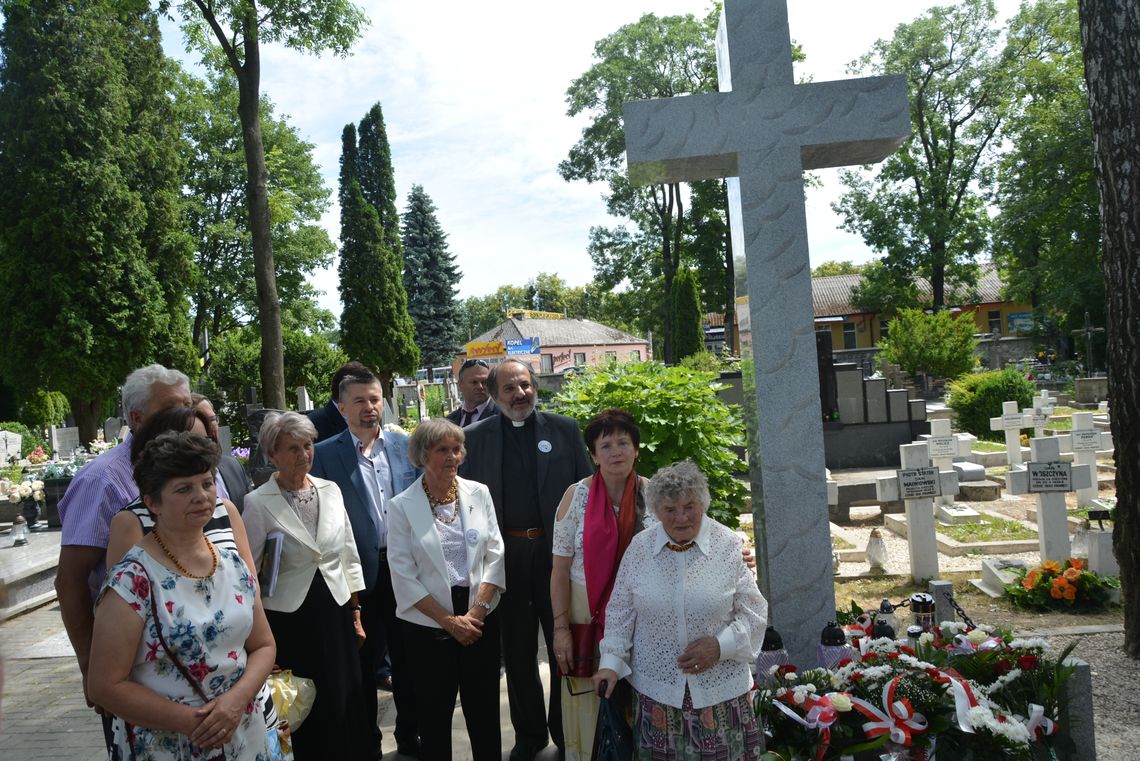 Pomnik – Krzyż Pamięci