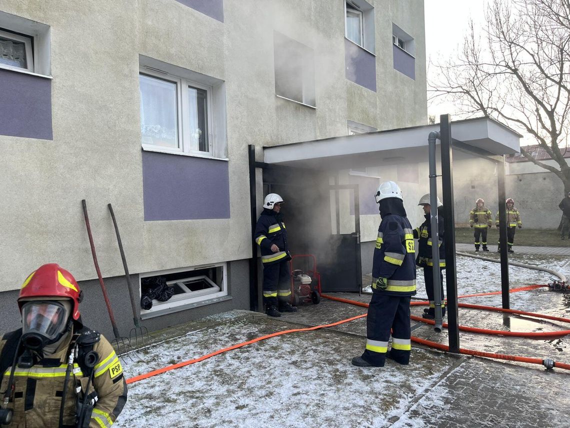 Pożar w budynku mieszkalnym w Zamościu – ewakuowano kilkanaście osób