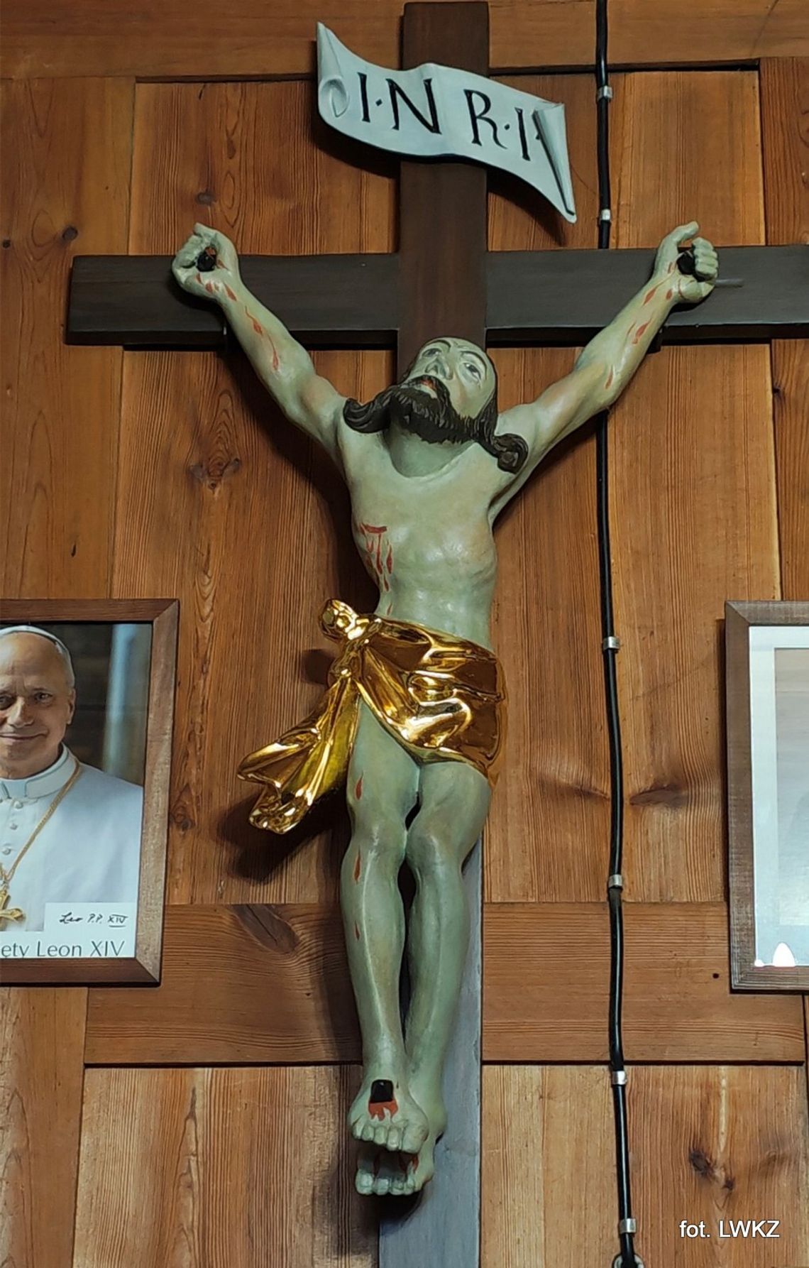 Prace konserwatorskie przy krucyfiksie w kościele w Górecku Kościelnym.