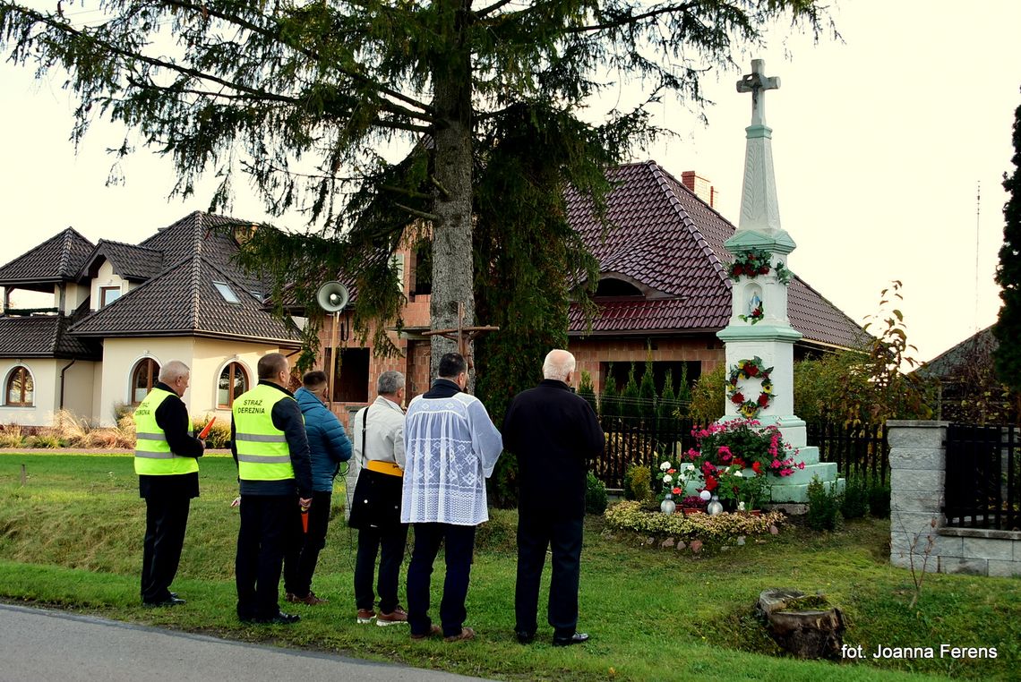 Procesja różańcowa w Dereźni