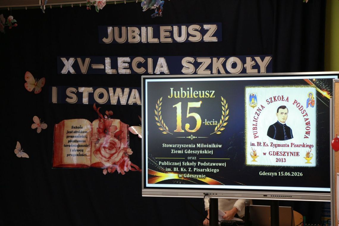 Relacja z uroczystości 15-lecia szkoły i stowarzyszenia w Gdeszynie