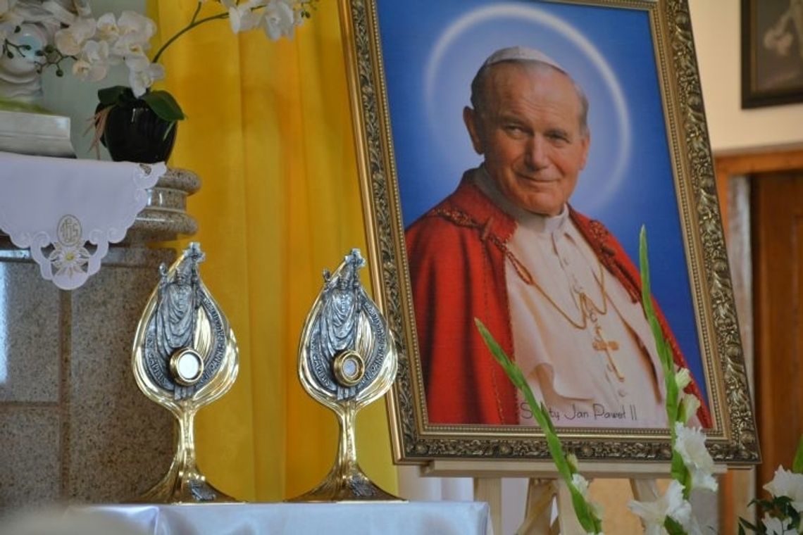 Relikwie św. Jana Pawła II w kościele w Płoskiem