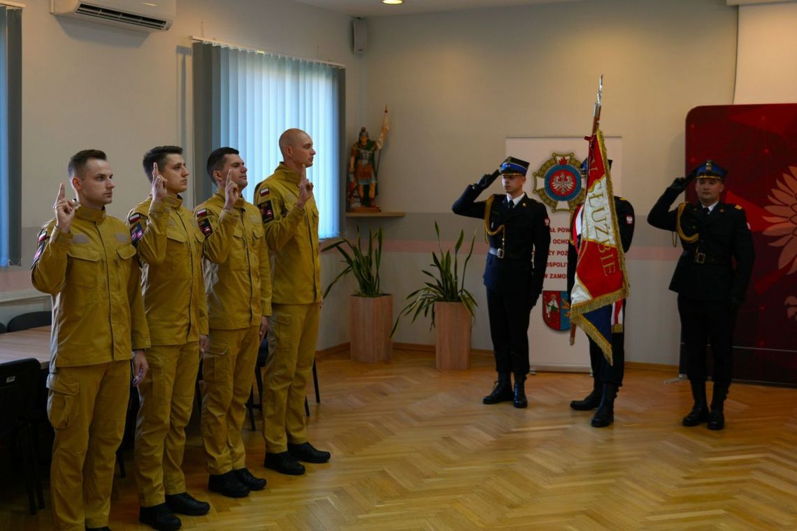 Ślubowanie 4 strażaków wstępujących do służby przygotowawczej w KM PSP Zamość Ślubowanie 4 strażaków wstępujących do służby przygotowawczej w KM PSP Zamość