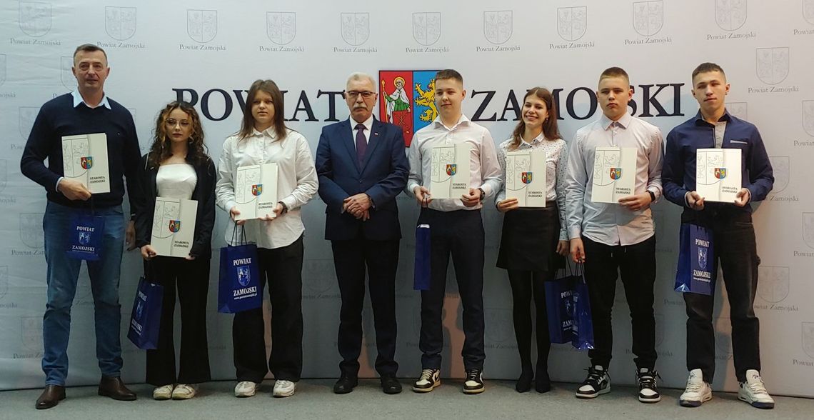 Starosta Zamojski wręczył najlepszym sportowcom listy gratulacyjne i nagrody