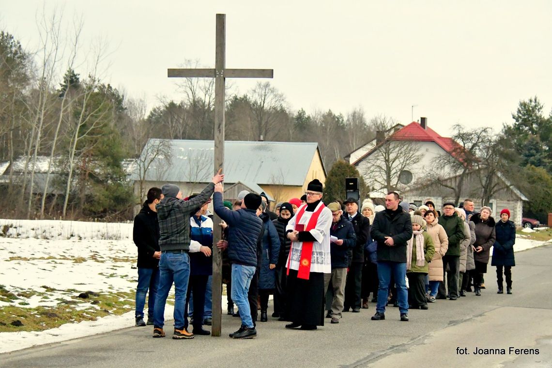 Stary Lipowiec. Modlitwa o trzeźwość narodu na ulicach miejscowości Stary Lipowiec. Modlitwa o trzeźwość narodu na ulicach miejscowości