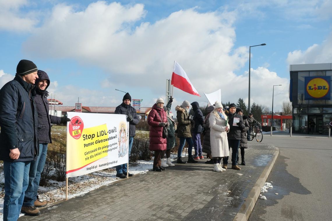 "STOP LIDL". Zamojski protest przeciwko inwestycji w Gietrzwałdzie