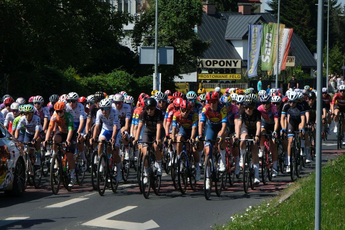 Tour de Pologne Women 2025 wystartował! Kolarski peleton ruszył z Zamościa