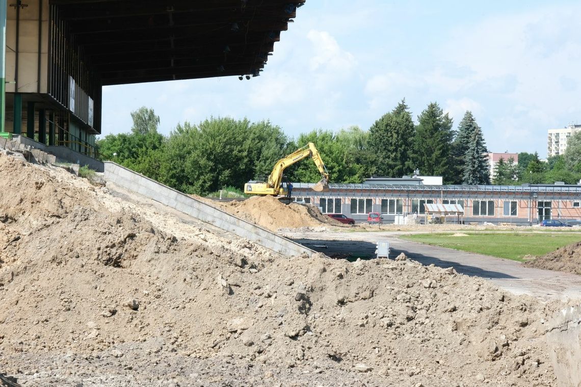 Trwa remont zamojskiego stadionu, trybuny pomieszczą tysiące kibiców