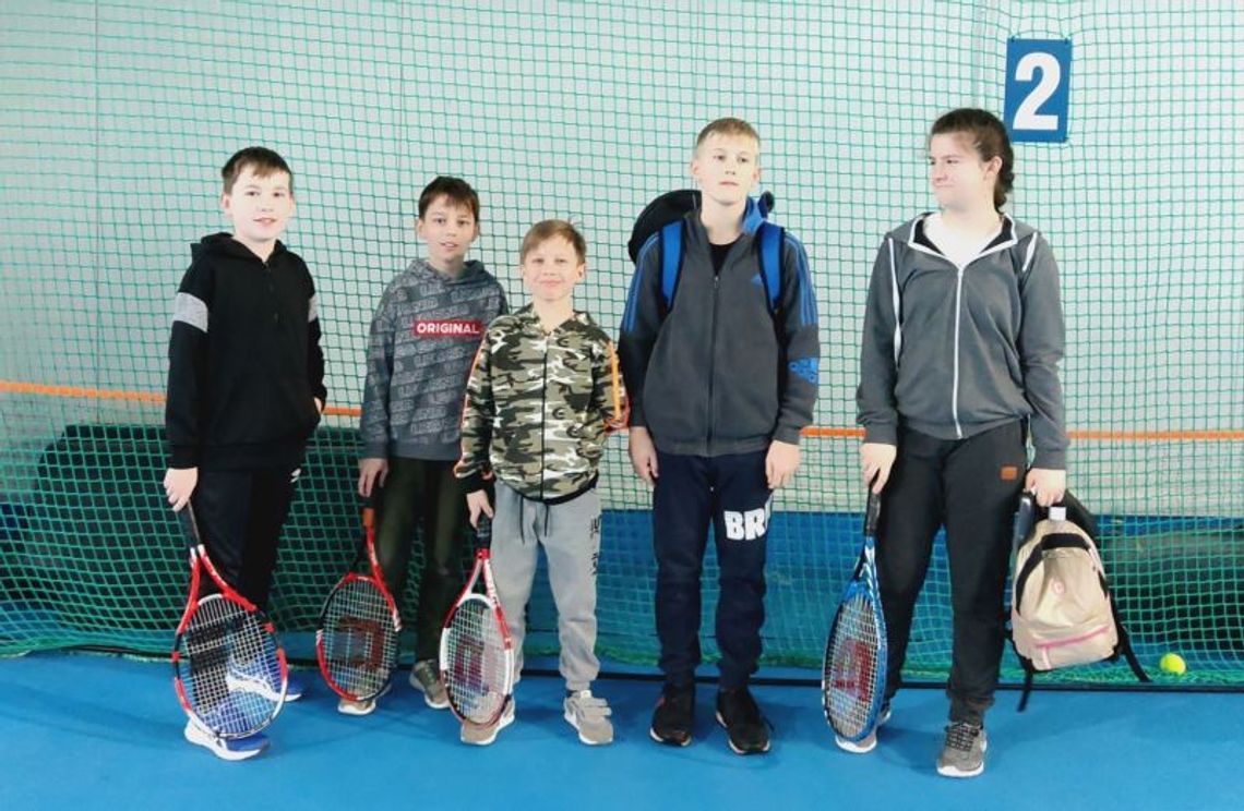 Turniej tenisowy zgromadził na kortach dużą liczbę klubowych zawodników  