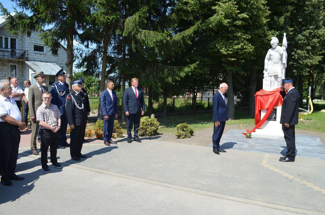Uroczystość odsłonięcia i poświęcenia figury św. Floriana w Tarnoszynie