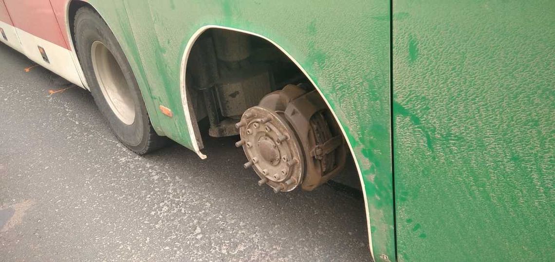 W autobusie brakowało koła. Obywatel Ukrainy ukarany surowym mandatem 