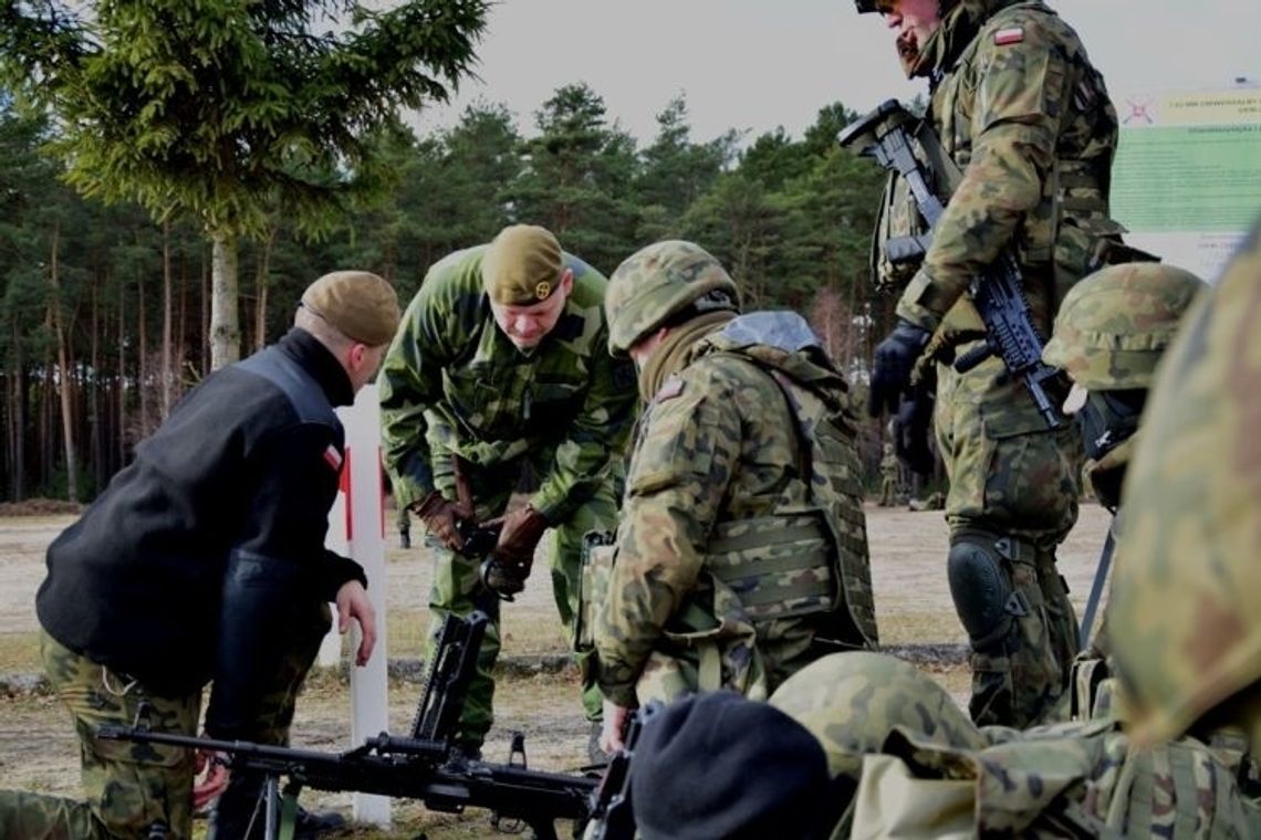 Wizyta przedstawicieli Szwedzkiej Gwardii Krajowej na poligonie w Wędrzynie