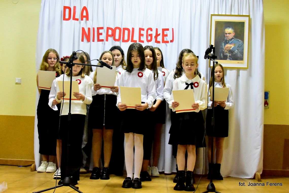 Wspólne śpiewanie dla Niepodległej w Dąbrówce Wspólne śpiewanie dla Niepodległej w Dąbrówce