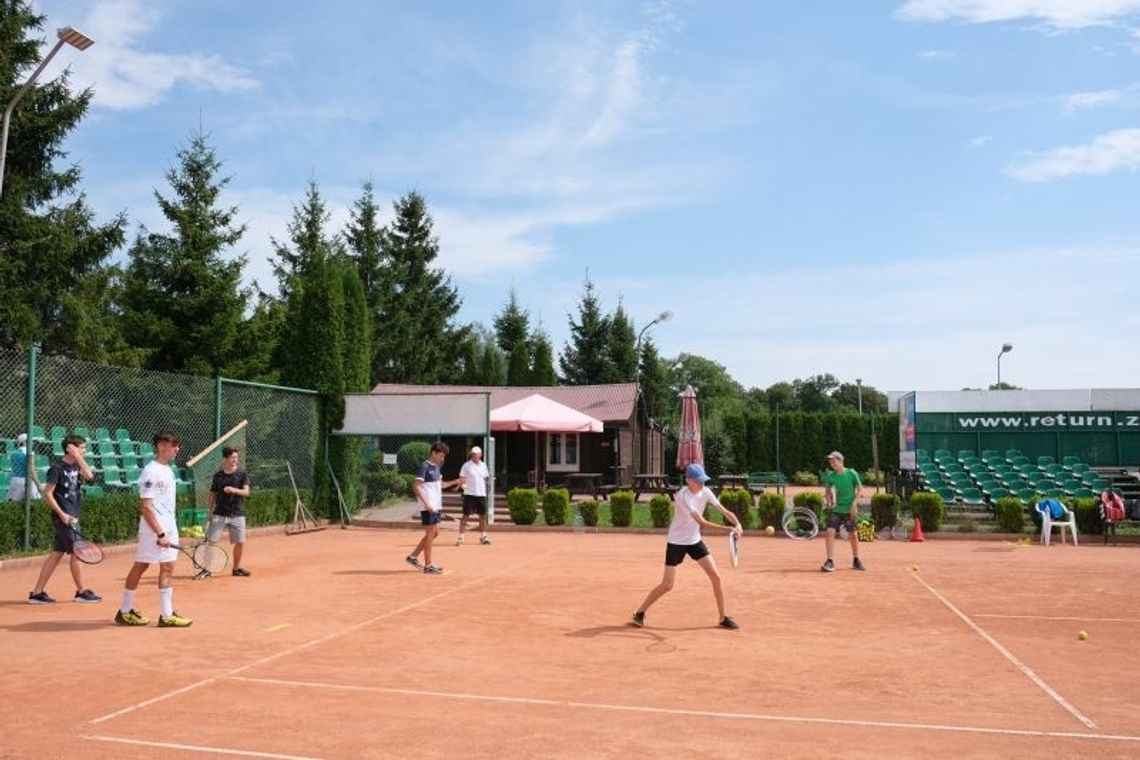 Wszyscy, bo młodsi i starsi uczą się grać w tenisa. Przed zawodnikami udział w turnieju. 