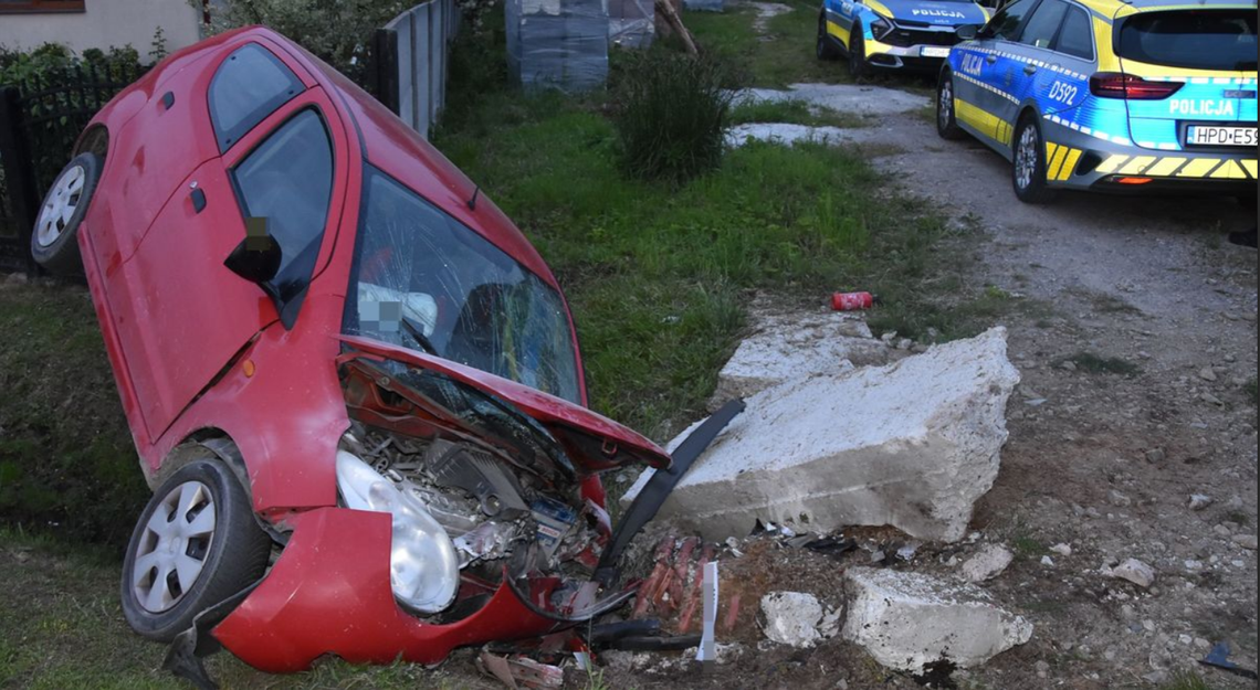 Wypadek w Goździe Lipińskim. Pijany 23-latek wjechał w przepust